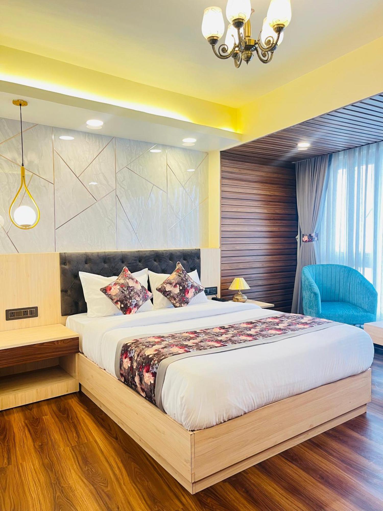 דרג'ילינג Luxury Stay At Hotel Broadway Boutique Mall Road Chowrasta Near Mahakal Temple מראה חיצוני תמונה